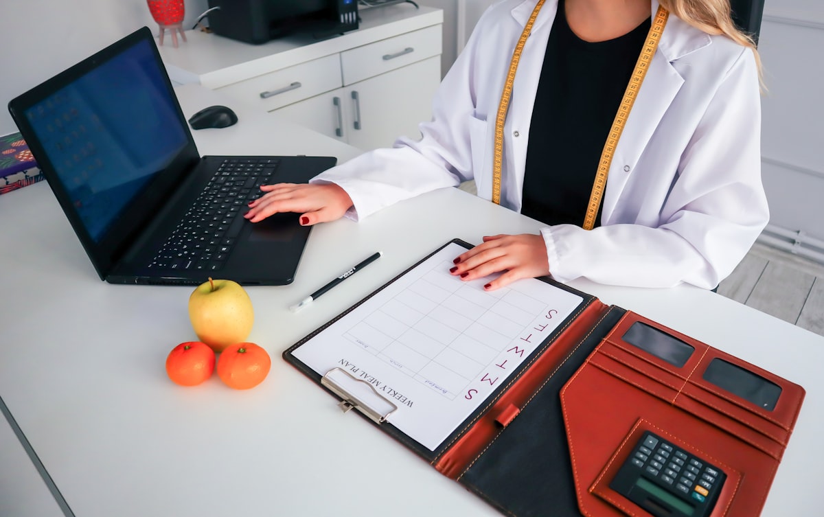 Nutrition specialist in consultation